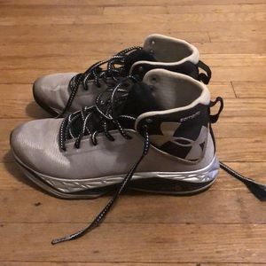 Size 8 under armor shoes great condition.